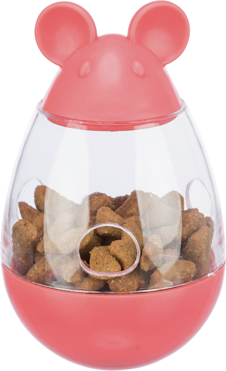 Das Bild zeigt den TRIXIE Snackball für Katzen, ein interaktives Spielzeug in Form einer Maus mit roten Ohren und einem transparenten Mittelteil, das mit kleinen, braunen Snacks gefüllt ist. Der Snackball dient der Beschäftigung und Belohnung von Katzen, 
