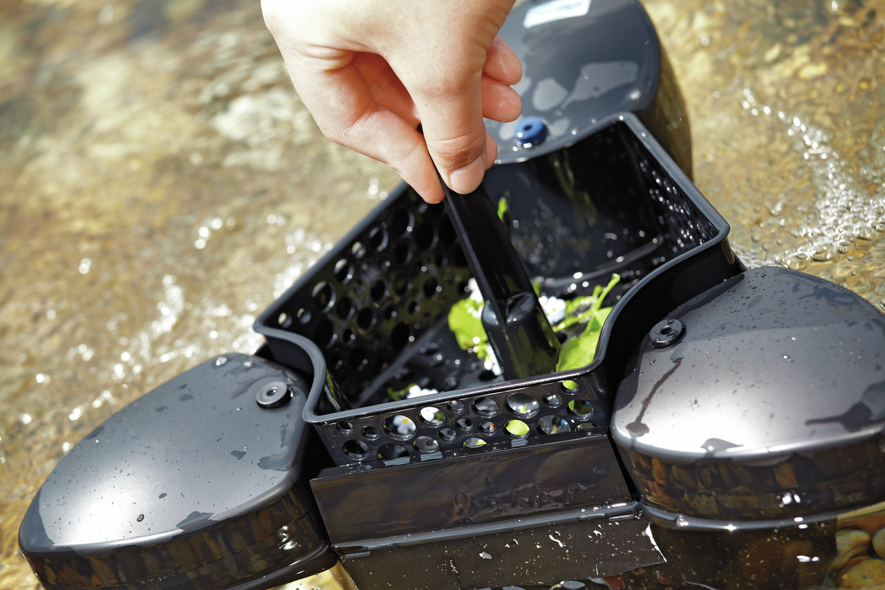 Oase AquaSkim 20, Oberflächenabsauger für Teiche, entfernt effektiv Schmutzpartikel, optimiert Wasserzirkulation, schwarz, perforiert.