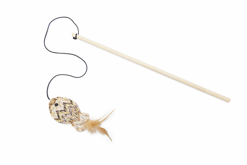 Beeztees Spielangel mit Fisch für Katzen: Holzangel mit Stoff--Federfisch (Zickzack-Muster) an Schnur, ideal für interaktives Spielen.