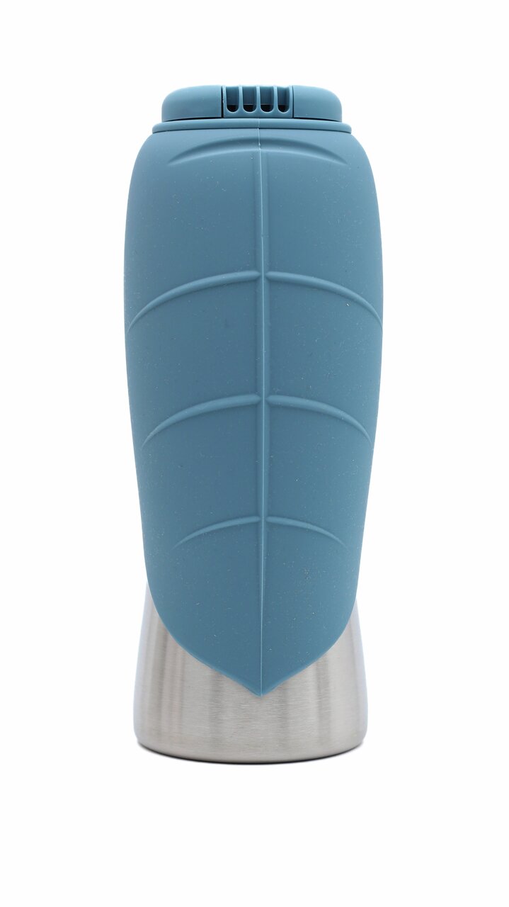 Leaf Bottle Trinkflasche, modernes Design, blaue Silikonhülle, Edelstahlboden, ideal für umweltbewusste Nutzer, perfekt für unterwegs.
