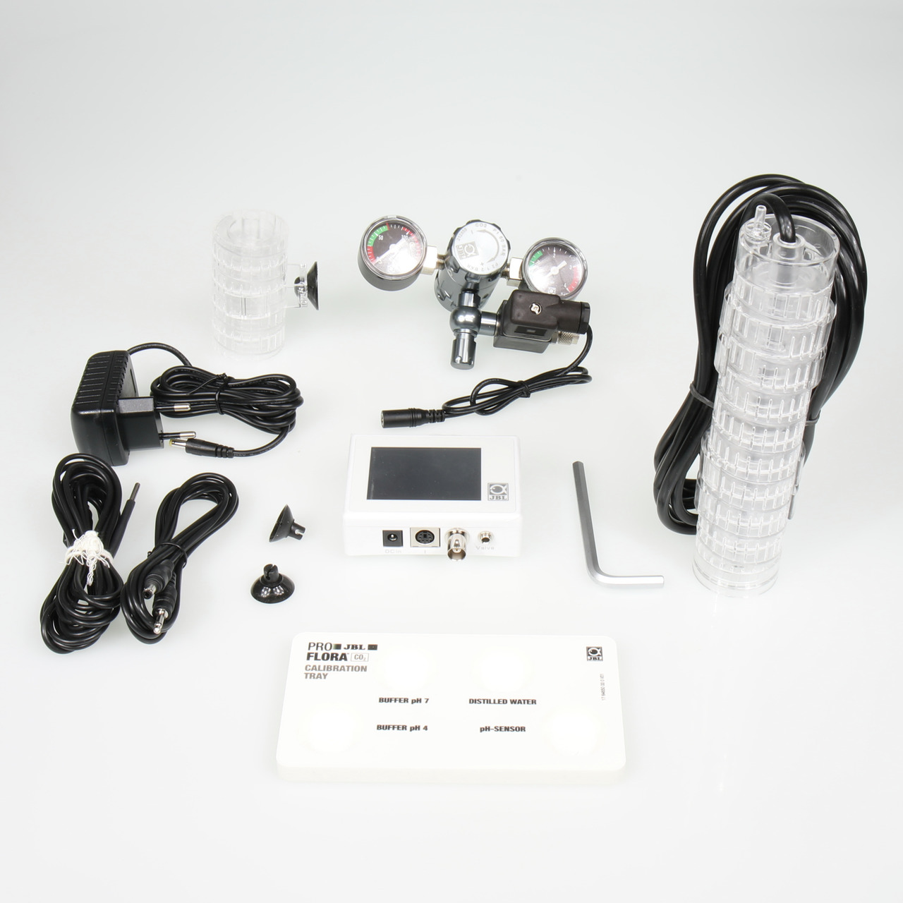 Das Bild zeigt den JBL ProFlora CO2-Druckminderer, ein hochwertiges Zubehör für Aquarien. Es ist speziell für Aquarienbesitzer entwickelt, um die CO2-Zufuhr präzise zu regulieren. Zu sehen sind zwei Manometer zur Druckanzeige, ein robustes Metallgehäuse u