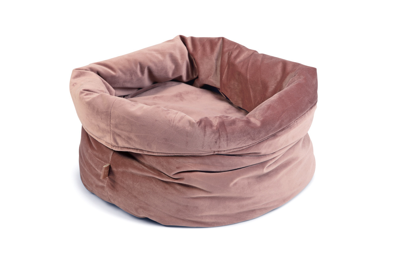Weiches, rundes Haustierbett „Designed by Lotte“ in einem warmen Rosaton, ideal für Katzen und kleine Hunde. Das Bett bietet hohen Komfort durch seine gepolsterten Seiten und die samtige Oberfläche. Perfekt für Haustiere, die ein gemütliches und stilvolle