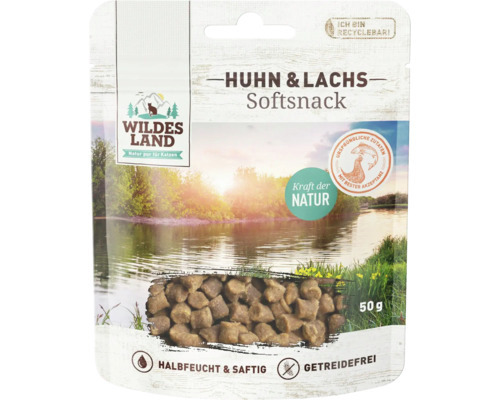 Das Bild zeigt eine Verpackung des Produkts „Wildes Land Huhn & Lachs Softsnack“. Es handelt sich um einen halbfeuchten, getreidefreien Snack für Hunde. Die Geschmacksrichtung ist Huhn und Lachs. Die Verpackung enthält 50 g und trägt den Hinweis „Kraft de