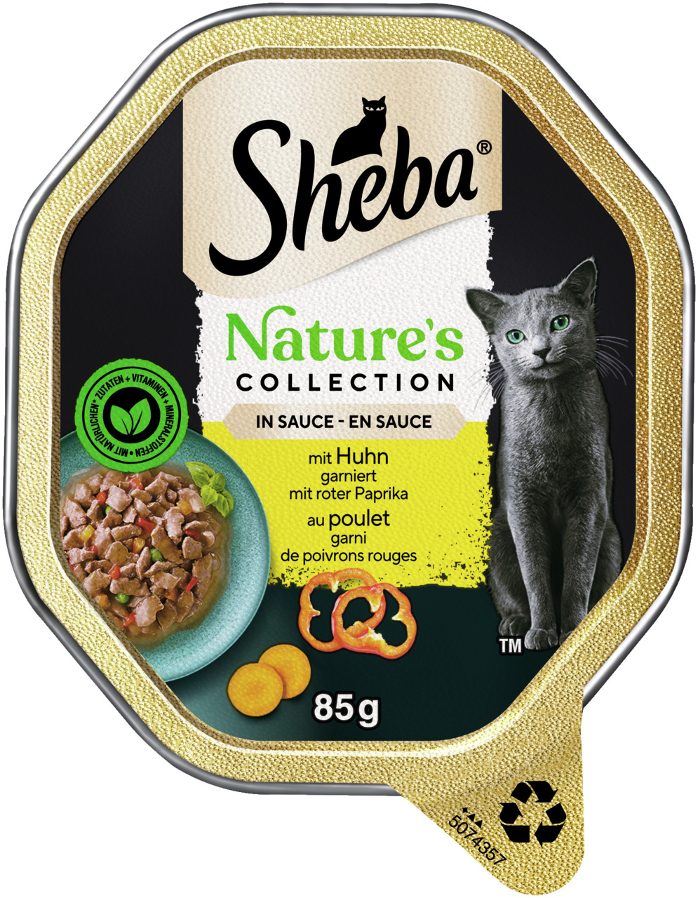 Das Bild zeigt eine Verpackung von Sheba Nature's Collection Katzenfutter in Sauce. Die Sorte ist "mit Huhn, garniert mit roter Paprika". Zielgruppe sind Katzen. Die Verpackung enthält 85 g. Auf der Vorderseite sind ein grauer Katzendruck, ein Teller mit 