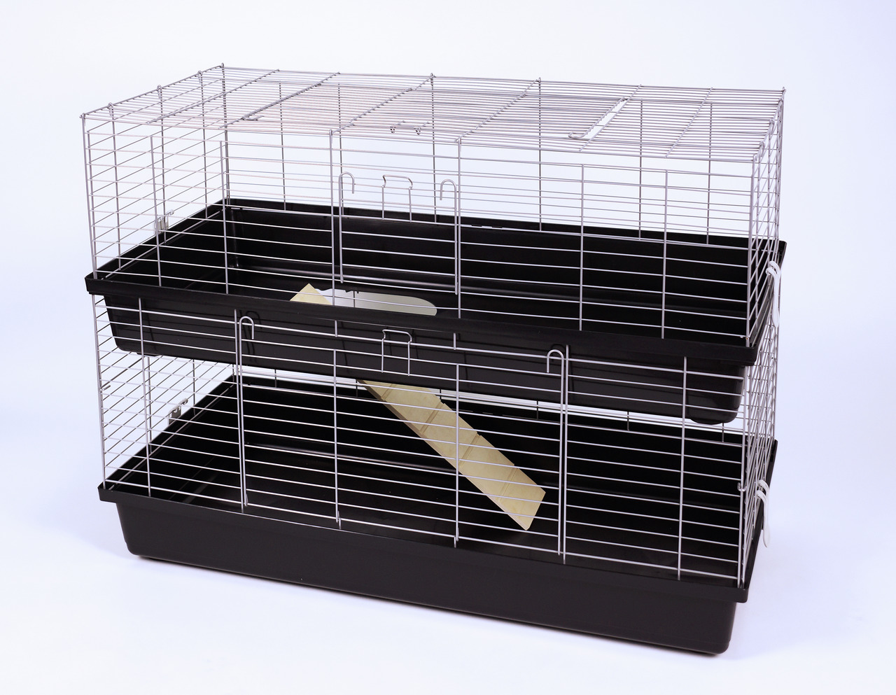 Kleintierkäfig „Ollesch“ für Kaninchen/Meerschweinchen, 2 Ebenen, Kunststoffwannen, Metallgitter, Holzrampe, EAN 4038964130170.