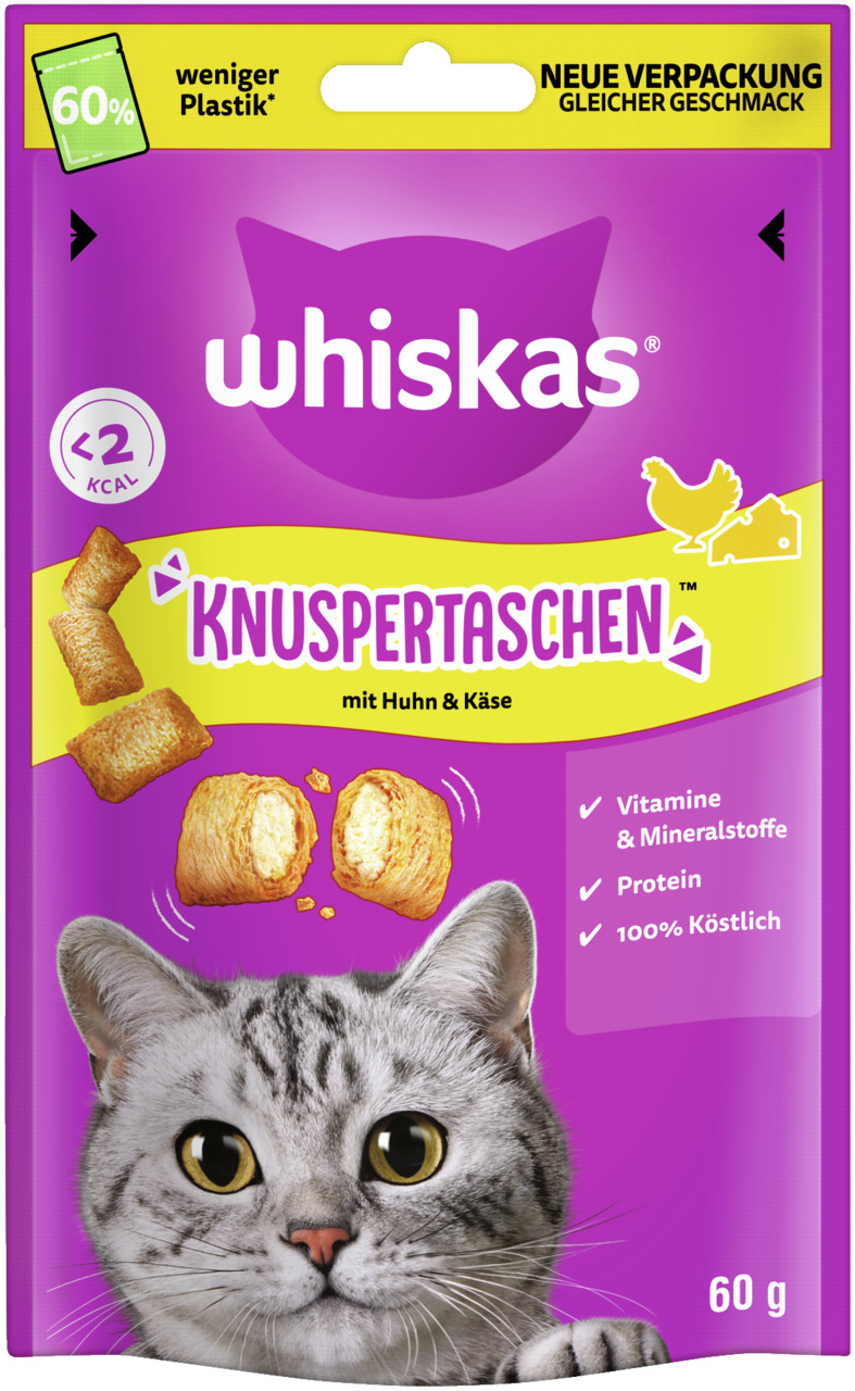 Das Bild zeigt eine lila Verpackung von Whiskas Knuspertaschen mit Huhn und Käse, speziell für Katzen. Die Verpackung enthält 60 g und hebt hervor, dass das Produkt weniger als 2 kcal pro Stück hat. Es bietet Vitamine, Mineralstoffe, Protein und ist laut 