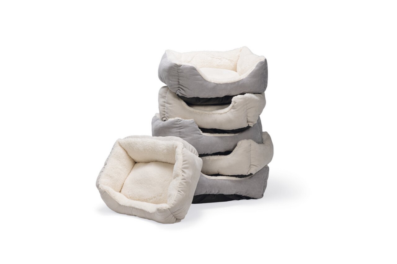 Stapel von Beeztees Hundebetten in verschiedenen Größen, hellgrau mit beigem Plüsch, gemütlich und ideal für Hunde jeden Alters.