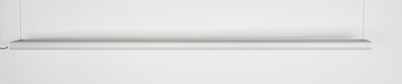 Das Bild zeigt eine schlichte, silberne LED-Leuchte der Marke aquaLEDs, Modellnummer 7111303010283. Die Leuchte ist länglich und minimalistisch gestaltet, ideal für Aquarienbeleuchtung. Sie hängt an dünnen Kabeln und bietet eine gleichmäßige Lichtverteilu