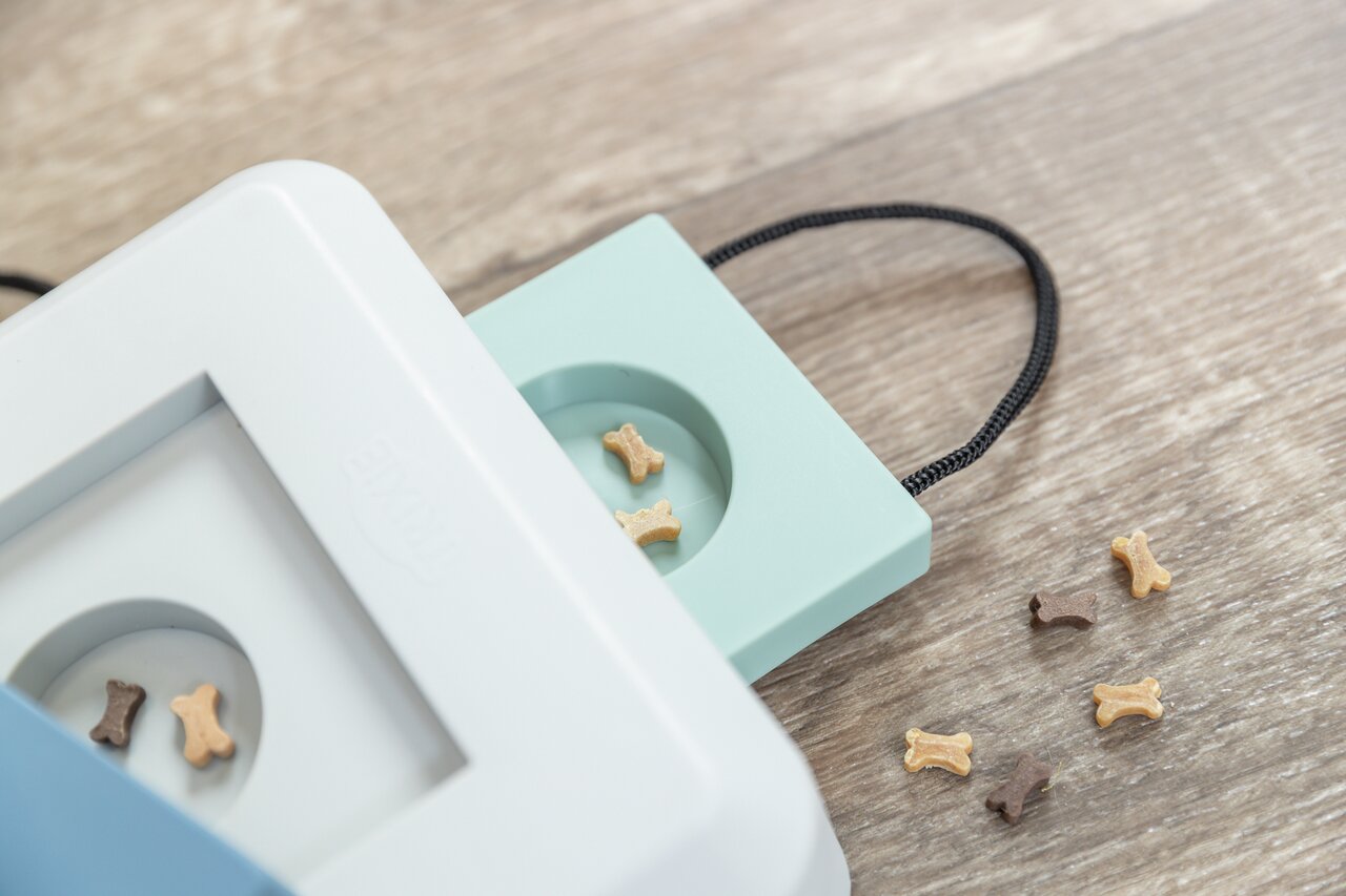 Interaktives TRIXIE-Hundespielzeug aus Kunststoff mit kleinen Knochen-Leckerlis. Fördert Geschicklichkeit und Denkvermögen.