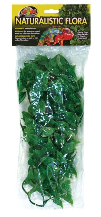 Das Bild zeigt das Produkt „Zoo Med Naturalistic Flora“, eine künstliche Pflanze für Terrarien. Zielgruppe sind Reptilienhalter, die eine natürliche Umgebung schaffen möchten. Die Pflanze besteht aus Kunststoff und ist in einer transparenten Verpackung zu