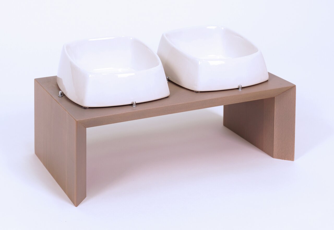 Futterstation Skyline mit zwei weißen Keramikschalen auf braunem Holzgestell, geeignet für Hunde und Katzen. Stylisch und stabil.