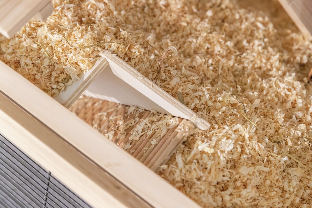 TRIXIE Holz-Haus mit Einstreu für Kleintiere wie Hamster, Geschmacksneutral, ideal für Buddeln und Verstecken.