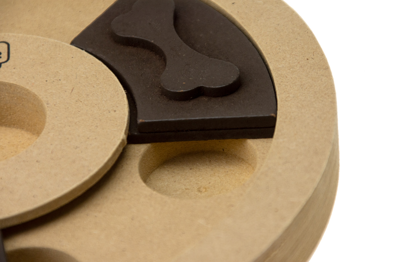 Karlie Intelligenzspielzeug für Hunde, rund, Holz, bewegliche Elemente, braunes Knochen-Teil, fördert Beschäftigung & Belohnungssuche.