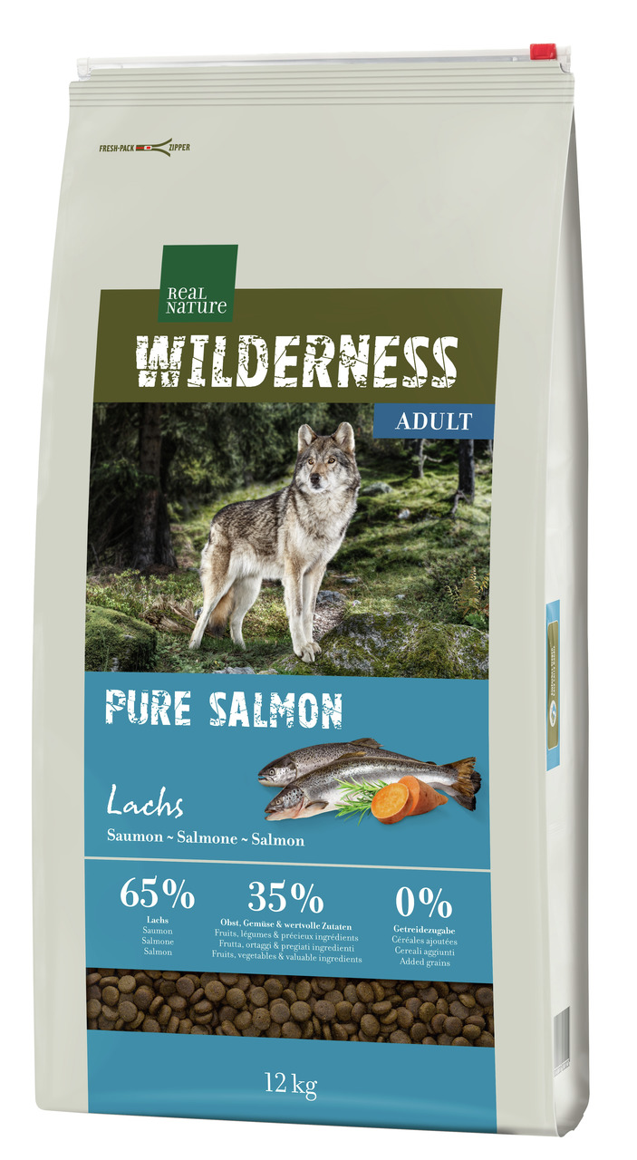 Das Bild zeigt eine 12-kg-Packung des Hundefutters „REAL NATURE WILDERNESS PURE SALMON“ für ausgewachsene Hunde. Die Geschmacksrichtung ist Lachs, mit 65 % Lachs, 35 % Obst, Gemüse und wertvollen Zutaten sowie 0 % Getreidezusätzen. Auf der Verpackung ist 