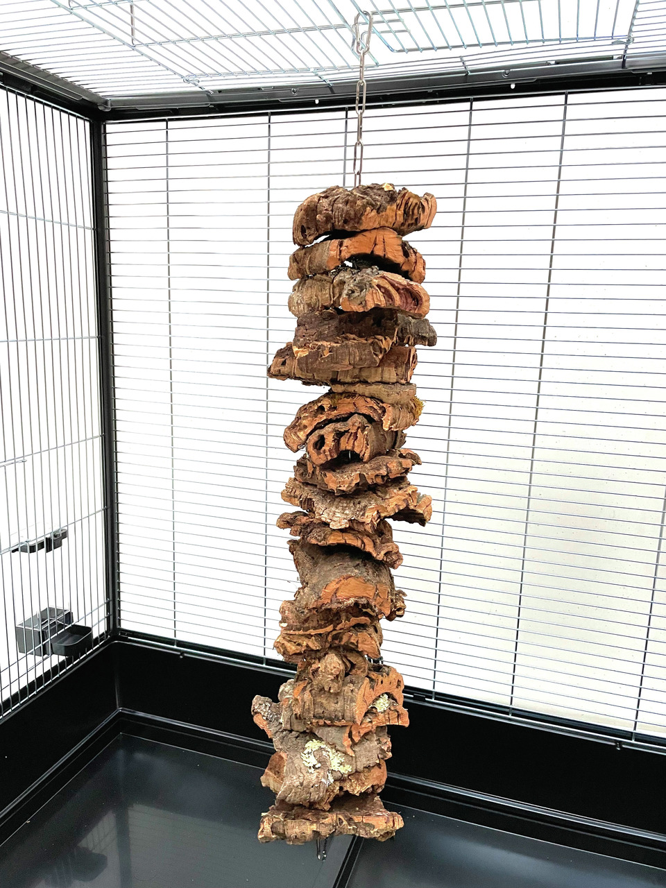 Ollesch Korkröhre f. Kleintiere (Nager/Vögel), nat. Spielzeug/Versteck, an Metallkette, unregelm. geformt, nat. Optik.