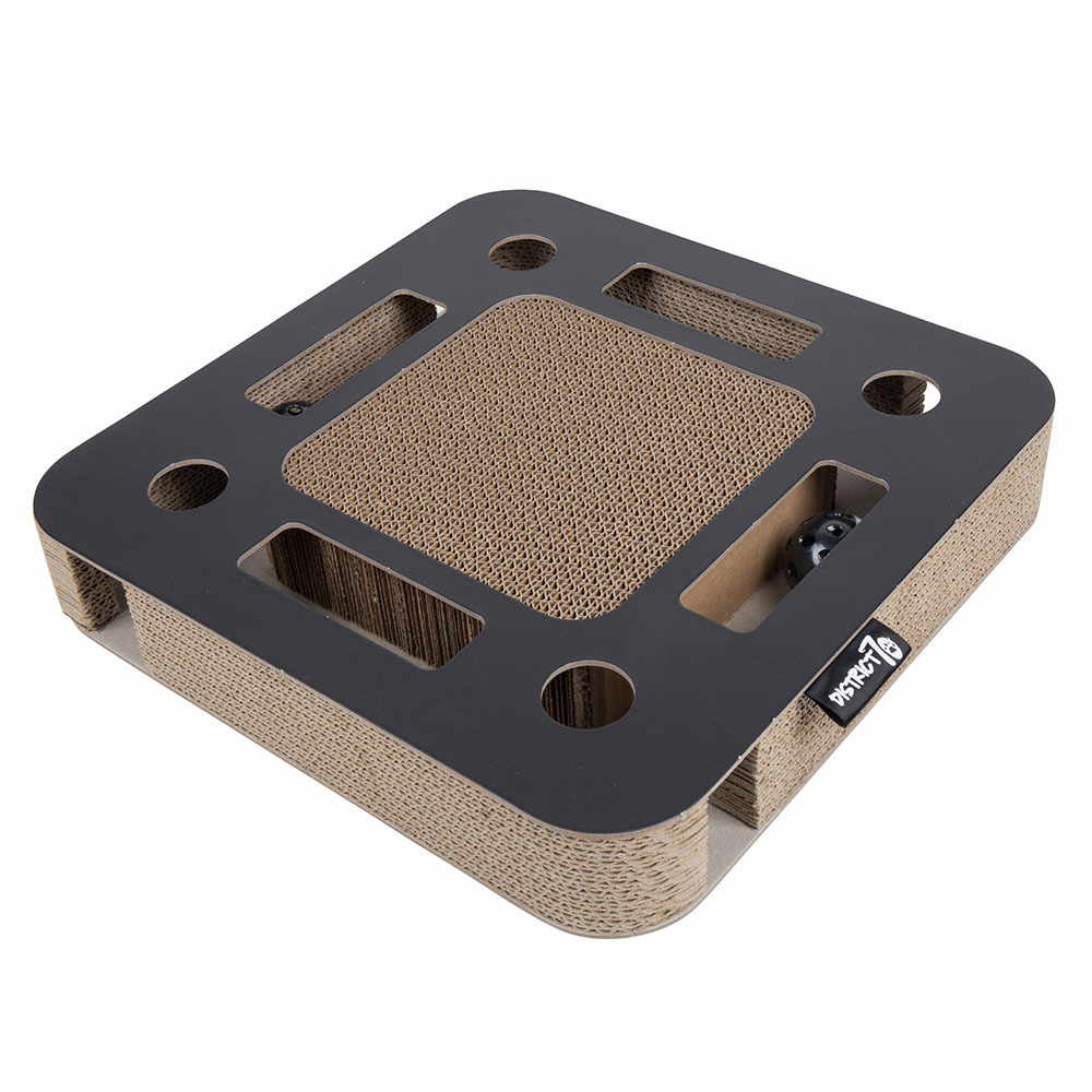 District 70 Game Board: Interaktives Spielzeug für Katzen aus robustem Karton mit Kugel, Öffnungen, Maße auf Bild erkennbar.