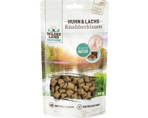 Das Bild zeigt eine Verpackung des Produkts „Wildes Land Huhn & Lachs Knabberkissen“. Es handelt sich um getreidefreie Snacks für Katzen, die aus viel Fleisch bestehen. Die Geschmacksrichtung ist Huhn und Lachs. Die Verpackung enthält 50 g und betont natü