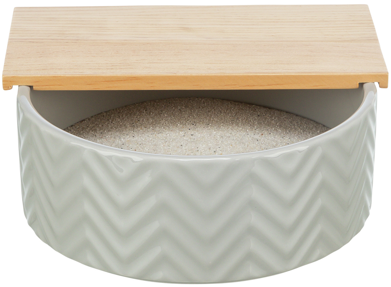 Keramik-Sandbad von TRIXIE für Kleintiere, ideal für Hamster und Gerbils. Das runde, graue Gefäß mit Zickzack-Muster enthält feinen Sand und wird mit einem abnehmbaren Holzdeckel geliefert. Fördert die Fellpflege und das natürliche Verhalten. Maße: ca. 12