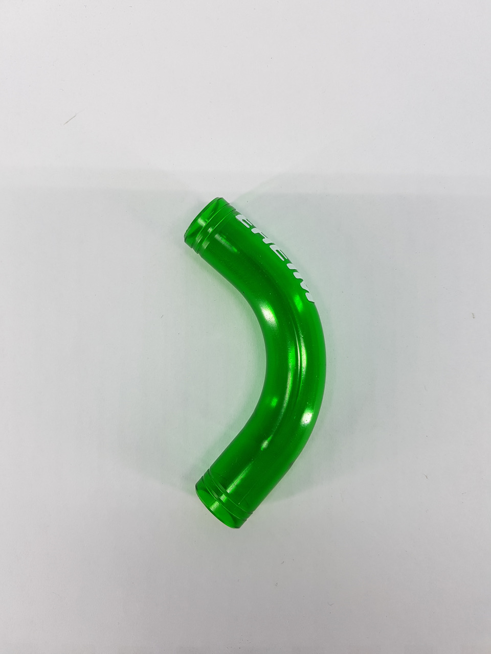 Grünes Ersatzteil der Marke EHEIM, speziell ein gebogener Kunststoffanschluss für Aquarienfilter. Zielgruppe sind Aquarienbesitzer. Das Produkt ist robust und langlebig, ideal für die Verbindung von Schläuchen. Auf dem Bild ist das glänzende Material und 