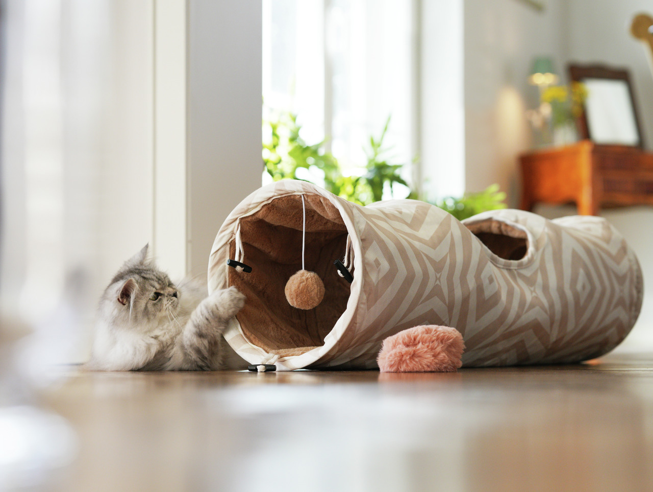 Katzentunnel "More For", cremefarben, Zickzack-Muster, mit Öffnungen & Kugel-Spielzeug, für Katzen, modernes Design.