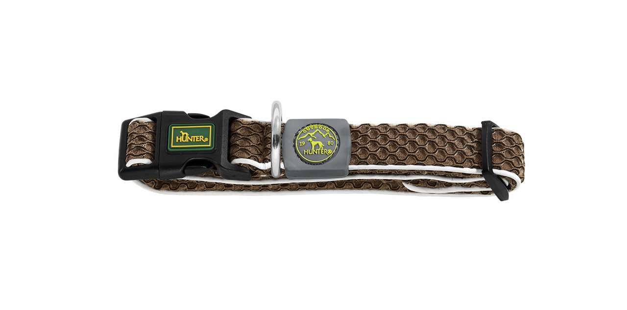 Braunes Hundehalsband der Marke HUNTER, Modell Hilo, speziell für Hunde entwickelt. Das Halsband besteht aus atmungsaktivem Mesh-Material mit wabenartiger Struktur und ist leicht sowie angenehm zu tragen. Es verfügt über einen schwarzen Klickverschluss un