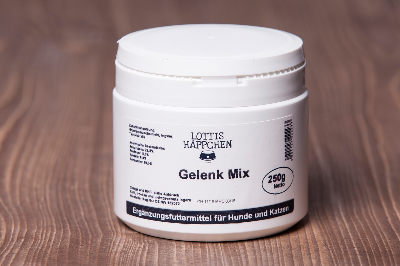 Das Bild zeigt eine weiße Kunststoffdose des Produkts „Lottis Häppchen Gelenk Mix“, einem Ergänzungsfuttermittel für Hunde und Katzen. Die Dose enthält 250 g Nettoinhalt. Auf dem Etikett sind die Marke, der Produktname sowie Angaben zur Zusammensetzung wi