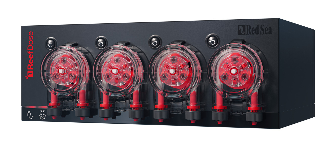Red Sea ReefDose, Dosiersystem für Meerwasseraquarien, 4 Dosierköpfe, präzise Flüssigkeitszugabe, schwarze Basis, rote Akzente.