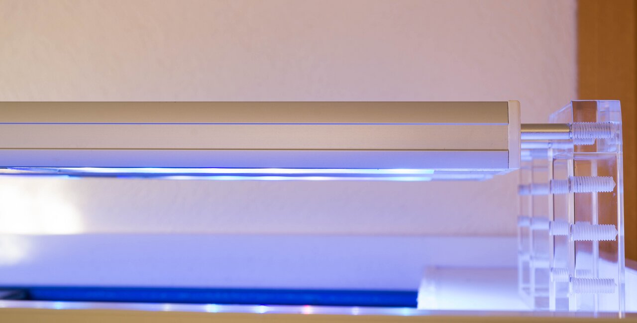 aquaLEDs Aquariumbeleuchtung, LED-Lampe, blau-weißes Licht, energieeffizient, ideal für Aquarien, silbernes Gehäuse, Halterungen.