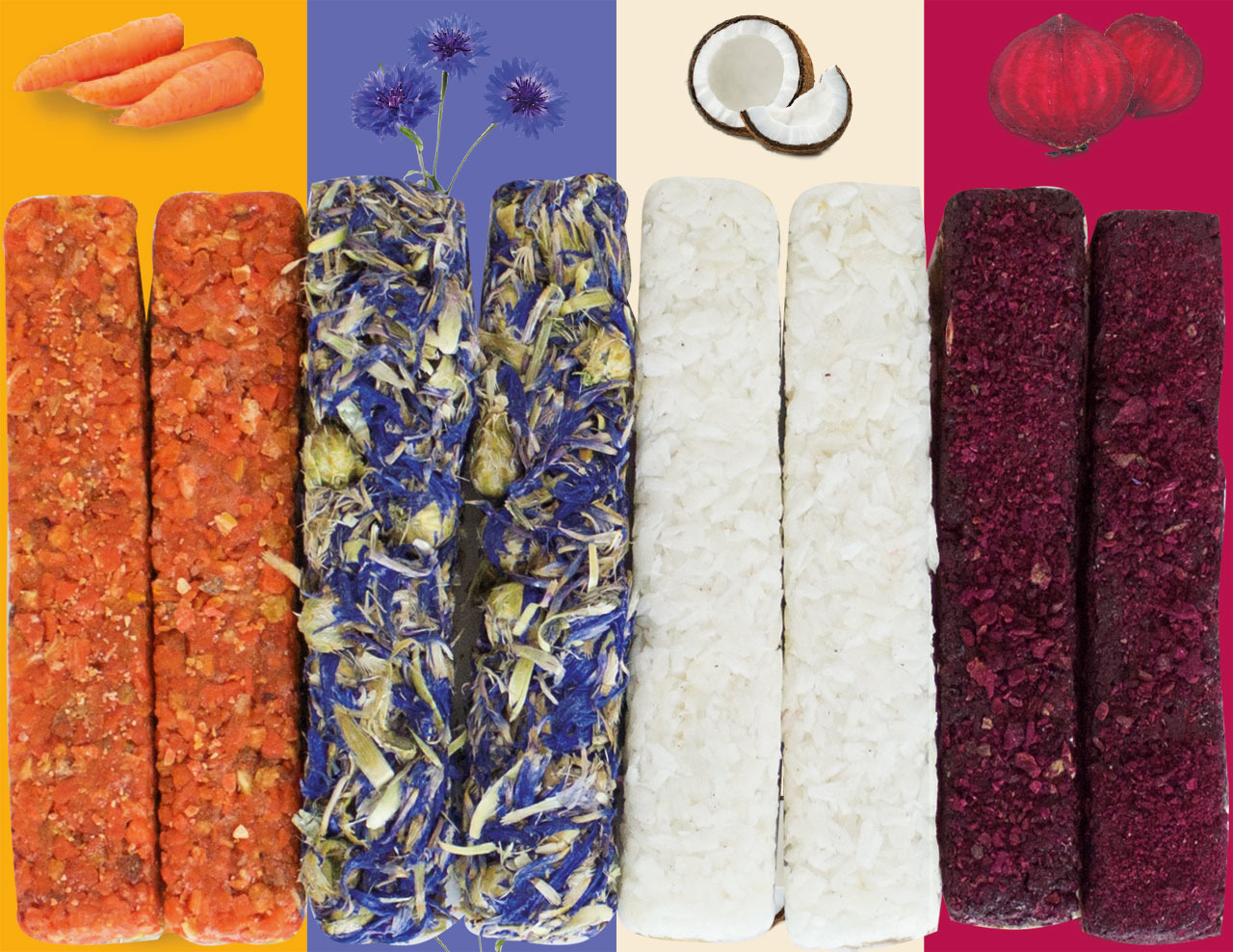 Das Bild zeigt vier Sorten JR FARM Nager-Snacks in Form von länglichen Sticks, die aus natürlichen Zutaten bestehen. Die Sorten sind Karotte, Kornblume, Kokosnuss und Rote Beete, jeweils durch ihre charakteristischen Farben und Zutaten dargestellt. Die Sn