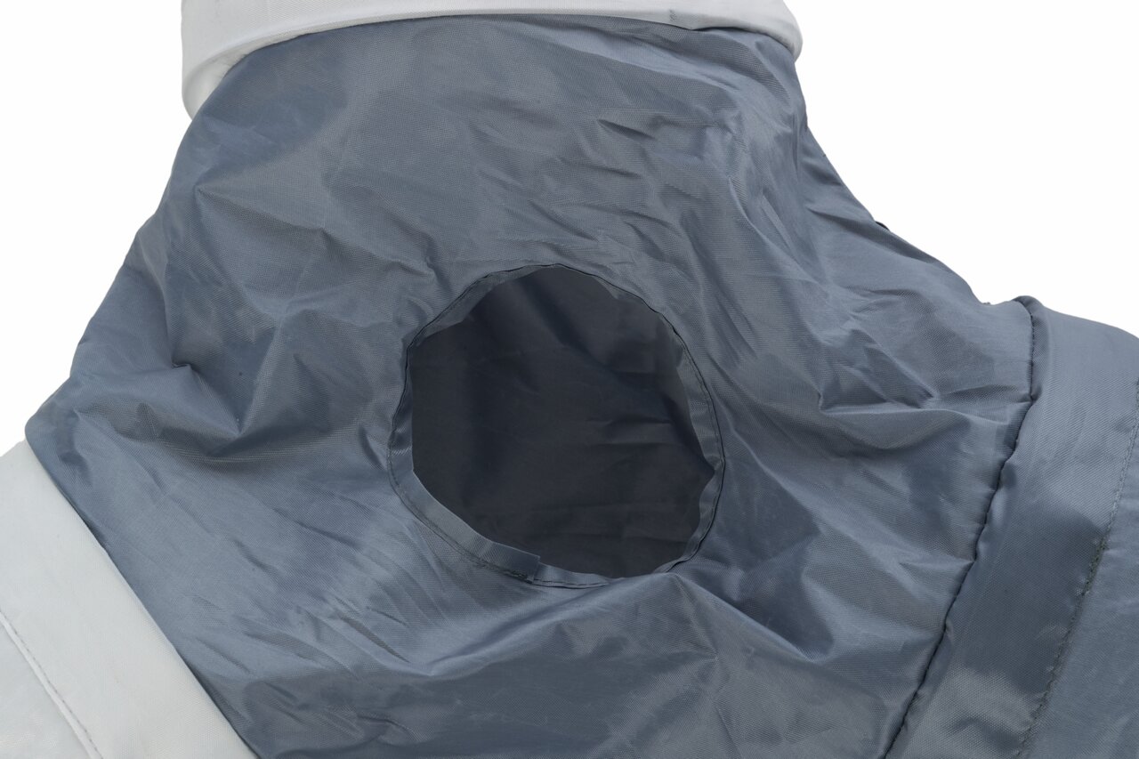 Ein grauer, wasserabweisender Hunderegenmantel von TRIXIE mit Halsöffnung, ideal für Hunde