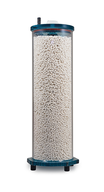 Fauna Marin Filterreaktor, für Aquarienbesitzer, Wasserreinigung, weiße Filtermedien, transparente Kammer, blaue Basis, EAN: 4260119450745.