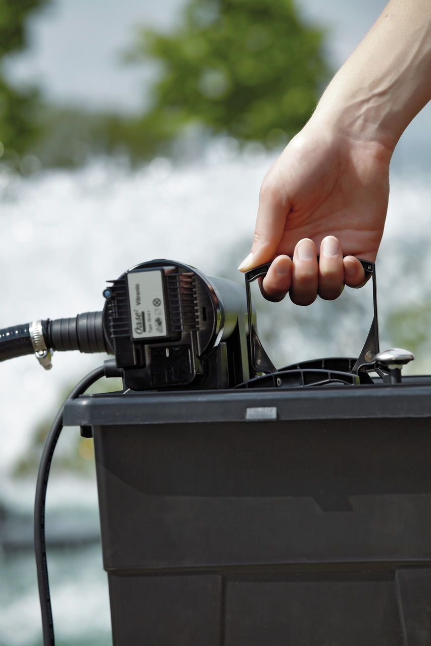 Oase AquaMax Eco Premium Teichpumpe, robust, ergonom. Griff, für Teiche, naturnahe Optik, auf schwarzem Behälter montiert.