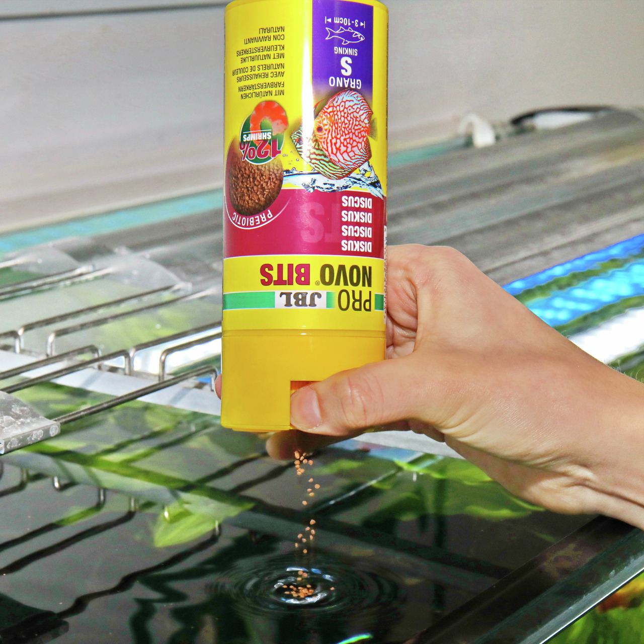 JBL Pro Novo Bits S, Diskusfische, 12 % Shrimps, Fische 4-10 cm, 100 ml, hochwertiges Fischfutter für gesundes Wachstum.