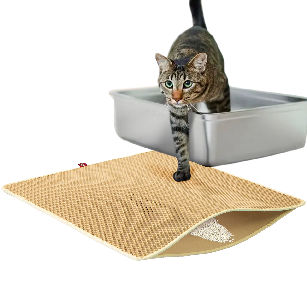 Das Bild zeigt eine Katze, die aus einer silbernen Katzentoilette auf eine beige Katzenstreumatte der Marke CanadianCat tritt. Die Matte hat eine wabenförmige Struktur, die Streu auffängt, um den Boden sauber zu halten. Sie ist für Katzenhalter geeignet u
