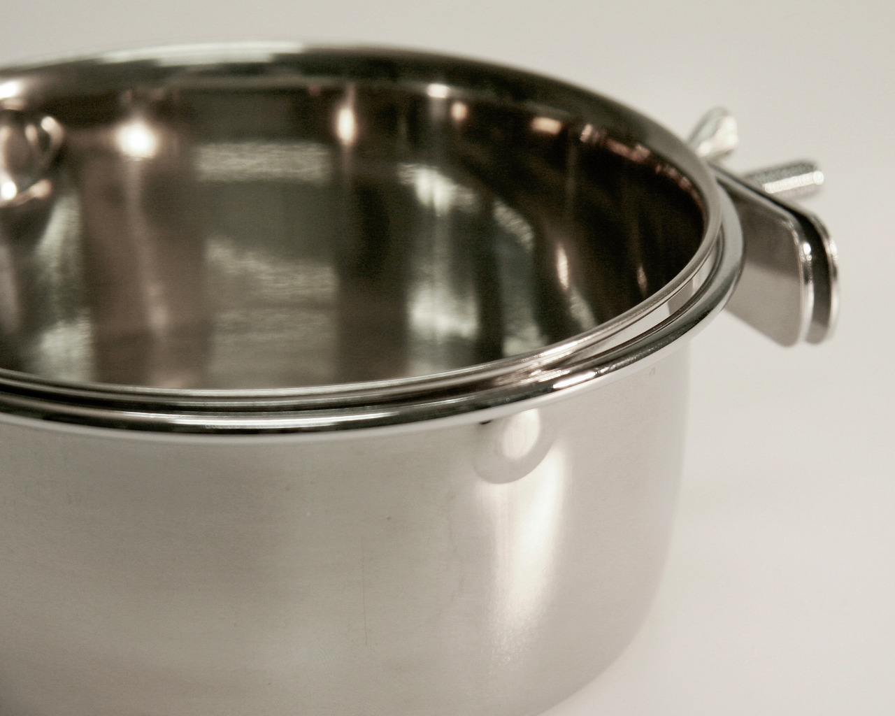 KERBL Edelstahlnapf, für Hunde/Katzen, robust, langlebig, leicht zu reinigen, mit Halterung, ideal für Futter/Wasser.