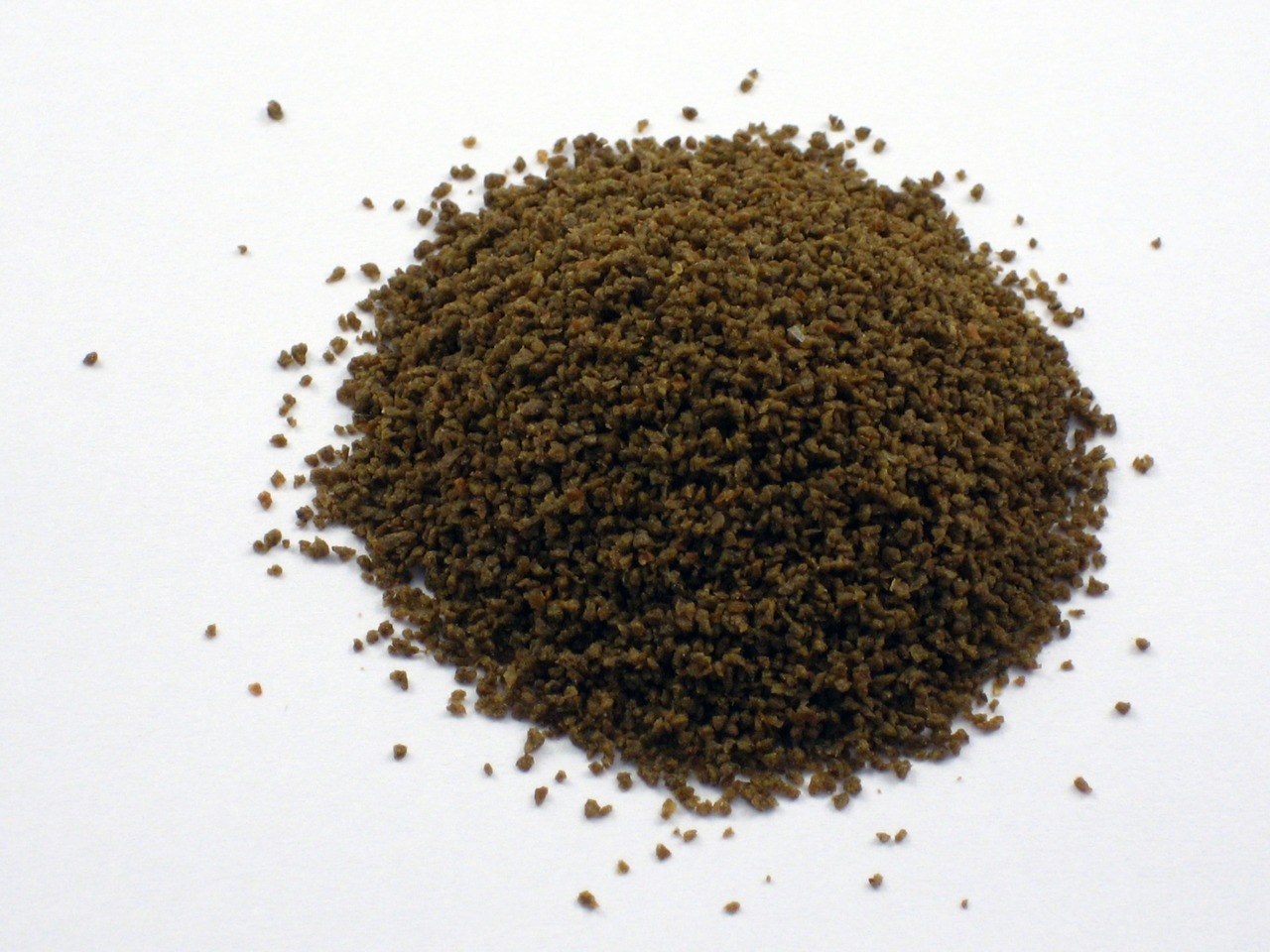 Dr. Bassleer Biofish Food Regular, Zierfische, nährstoffreich, gesundheitsfördernd, braunes Granulatfutter, Menge nicht sichtbar.