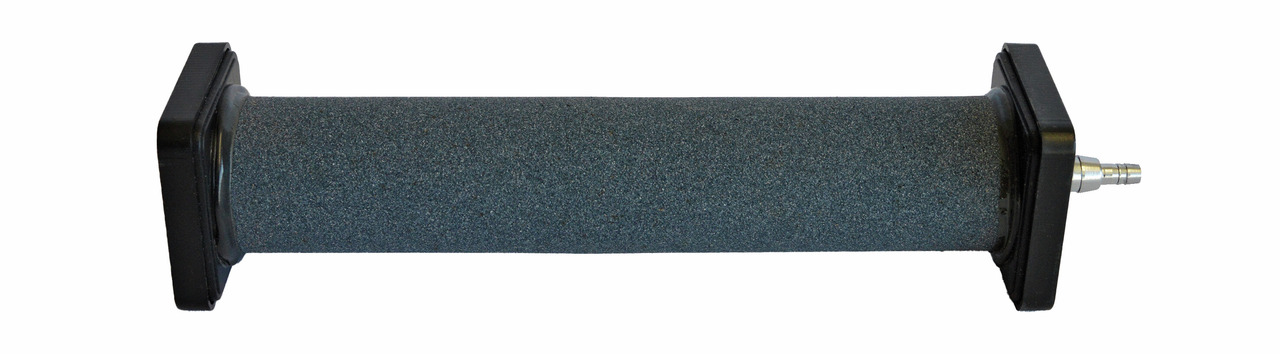 Das Bild zeigt den Superfish Air Stone, einen rechteckigen Ausströmerstein für Aquarien. Er ist speziell für die Sauerstoffversorgung von Fischen und anderen Aquarienbewohnern konzipiert. Der graue Stein mit schwarzem Kunststoffrahmen und Metallanschluss 