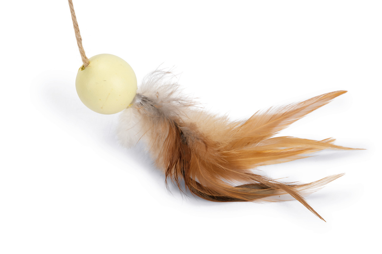Spielzeug für Katzen, Marke "Designed by Lotte": gelbe Schaumstoffkugel an Schnur mit Federn, fördert Jagdinstinkt, für alle Altersgruppen.