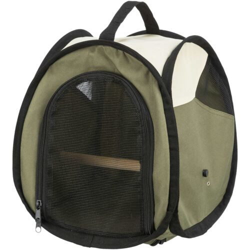 Das Bild zeigt die TRIXIE Rucksack-Tragetasche für Kleintiere in Olivgrün und Beige. Die Tasche ist für den sicheren Transport von Kleintieren wie Kaninchen oder Meerschweinchen konzipiert. Sie verfügt über ein Netzfenster für Belüftung, einen Tragegriff 