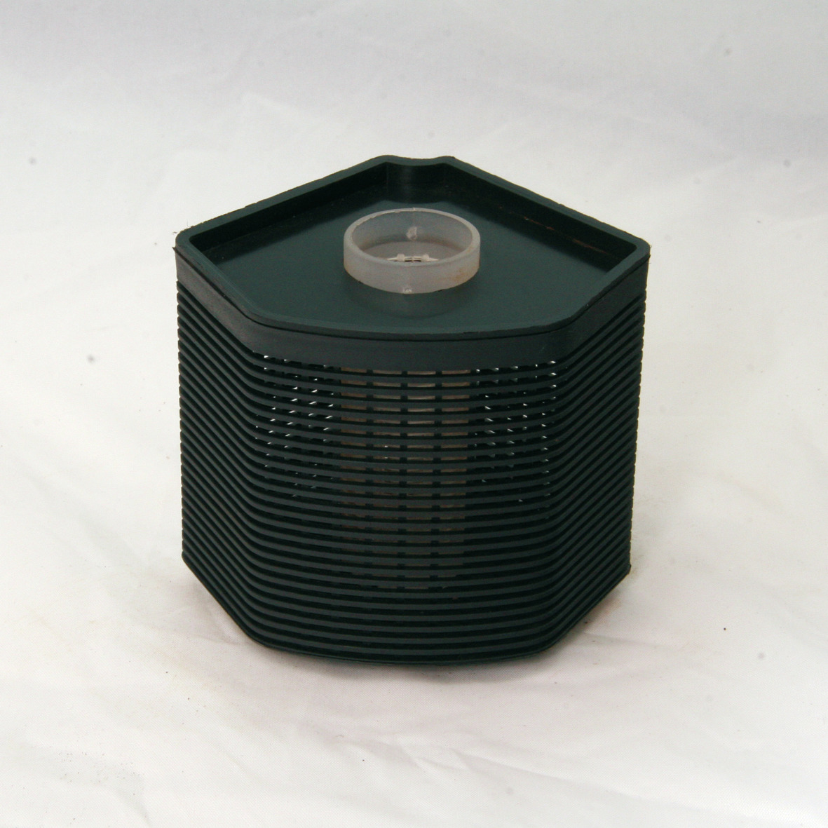 Das Bild zeigt den JBL CristalProfi Ersatz-Vorfiltermodul, ein sechseckiges schwarzes Filterelement für Aquarien. Es ist speziell für Aquarienbesitzer konzipiert und dient der mechanischen und biologischen Filterung. Das Modul ist kompatibel mit JBL Crist