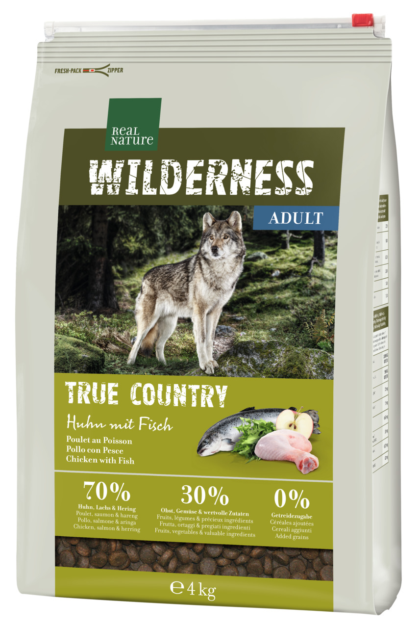 Das Bild zeigt eine 4-kg-Packung des Hundefutters „REAL NATURE WILDERNESS TRUE COUNTRY Adult“ mit der Geschmacksrichtung Huhn mit Fisch. Zielgruppe sind ausgewachsene Hunde. Die Rezeptur besteht zu 70 % aus Huhn, Lachs und Hering, zu 30 % aus Obst, Gemüse