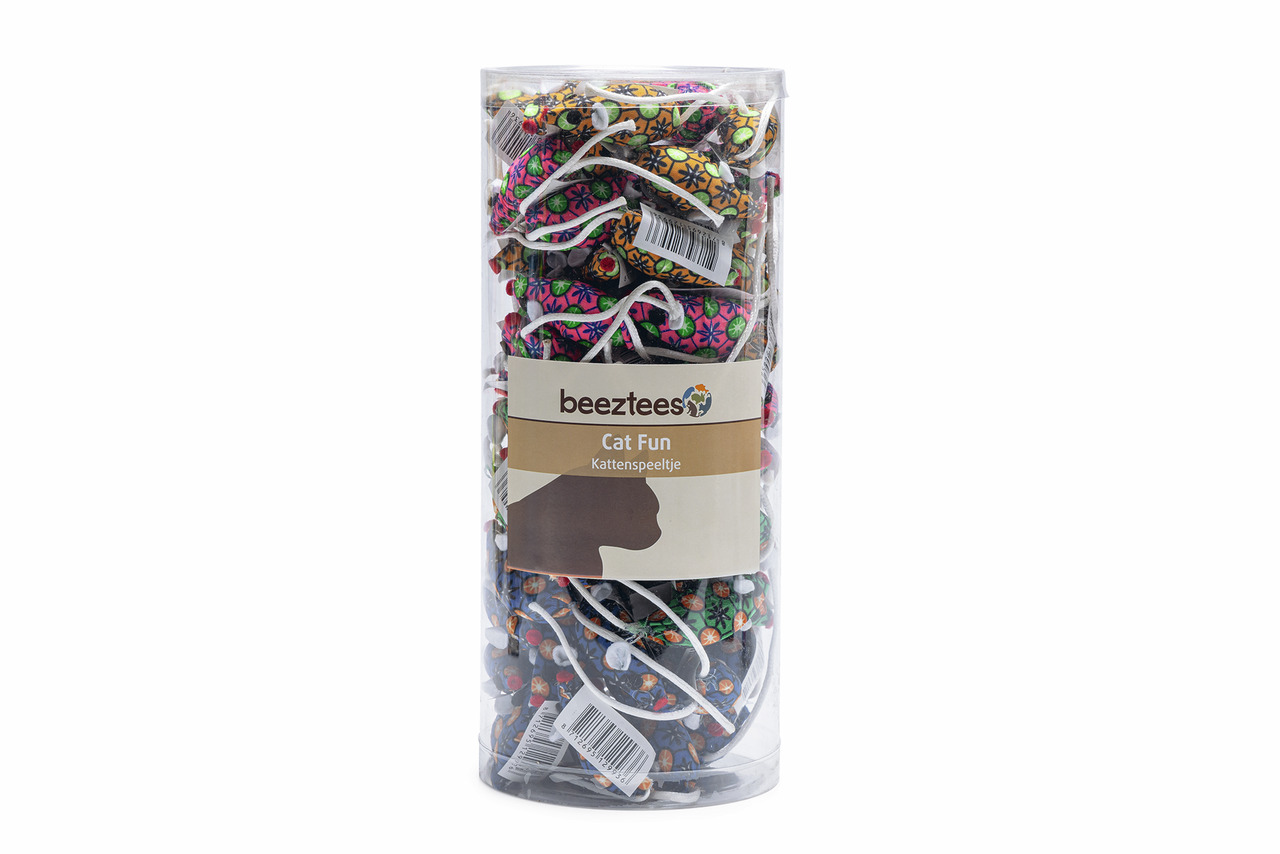 Das Bild zeigt eine durchsichtige Kunststoffverpackung mit mehreren bunten Katzenspielzeugen der Marke Beeztees. Das Produkt trägt den Namen „Cat Fun“ und ist speziell für Katzen entwickelt. Die Spielzeuge haben verschiedene Farben und Muster. Die Verpack