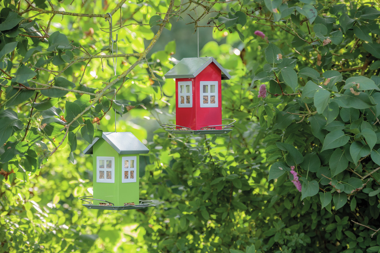 TRIXIE Vogelhaus „zum Aufhängen“, Rot/Grün, mit Fenstern & Futterstation, ideal für Wildvögel, Deko & Fütterung im Garten.