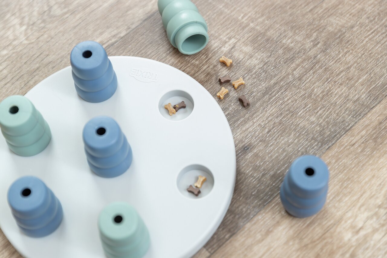 TRIXIE Dog Activity Strategiespiel für Hunde, versteckbare Leckerlies, fördert mentale Aktivität, weiß-blau, abnehmbar.
