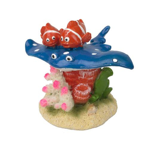 AQUA DELLA Aquarium-Deko: Blauer Rochen m. weißen Punkten, 2 Clownfische, rote-weiße Korallen, grüne Pflanzen. EAN: 4047059426951.