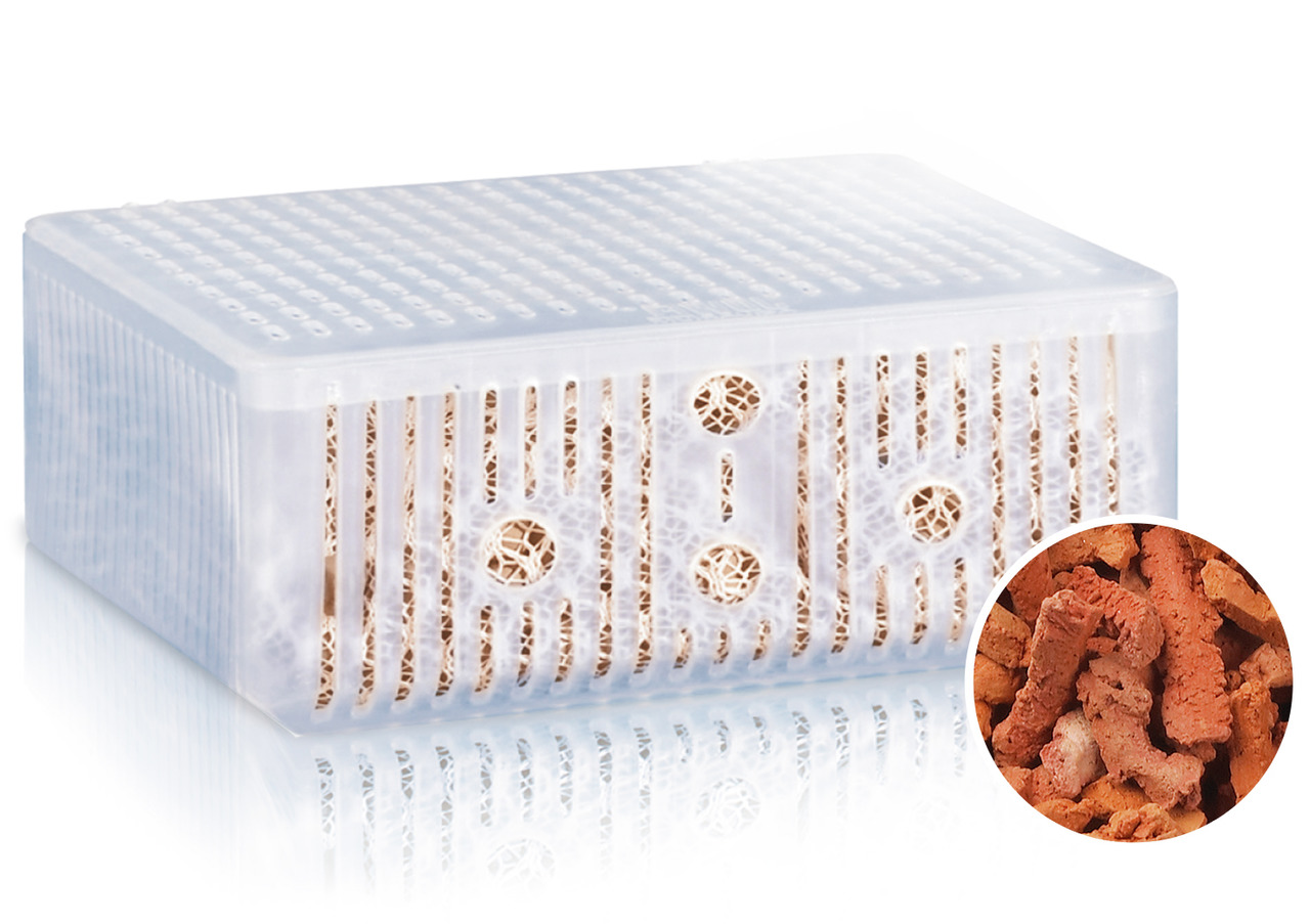 Alt-Text: Das Bild zeigt den JUWEL Bioflow Filter BioPlus Fine, ein rechteckiges Filtermedium für Aquarien. Es besteht aus einem weißen Kunststoffgehäuse mit feinen Poren und enthält braune Filtermaterialien, die für die biologische Wasserreinigung sorgen
