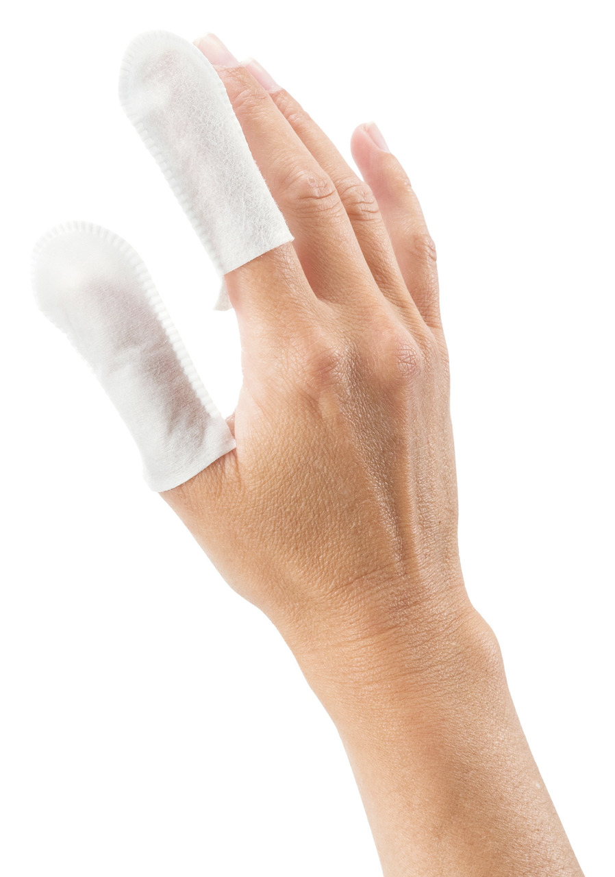 Das Bild zeigt eine menschliche Hand, die zwei weiße Fingerlinge aus Stoff trägt. Es handelt sich um das Produkt "TRIXIE Zahnreinigungs-Fingerlinge" für Hunde und Katzen. Die Fingerlinge sind für die Zahnreinigung von Haustieren konzipiert und ermöglichen