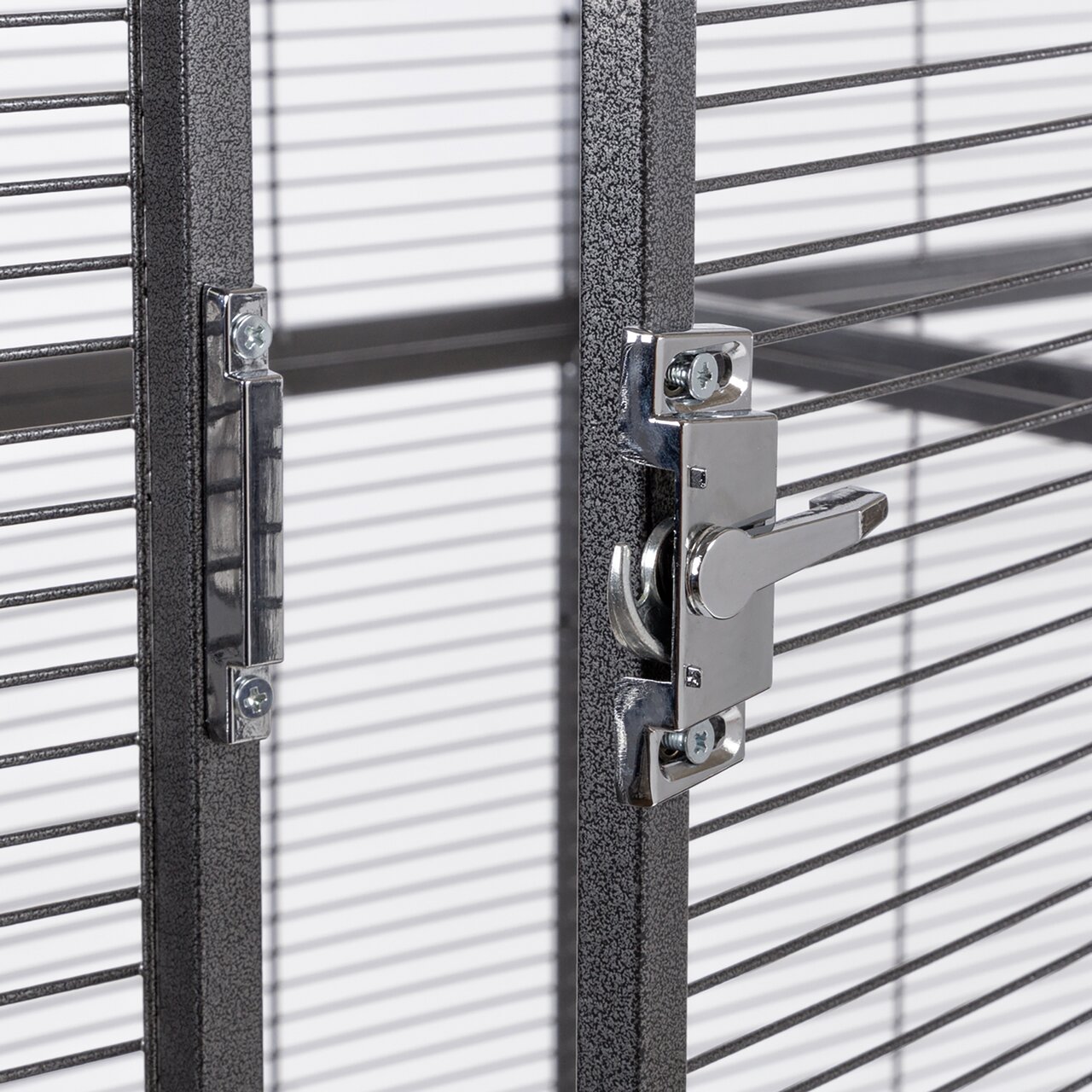 Verschluss eines Montana Vogelkäfigs aus Metall mit stabilen Gittern und sicherem Schließmechanismus für Vögel.