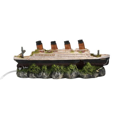 Dekoratives Aquarium-Accessoire der Marke AQUA DELLA in Form eines Titanic-Modells. Geeignet für Aquarienliebhaber, die eine realistische Unterwasserlandschaft gestalten möchten. Das Modell zeigt die Titanic mit detailreichen Schornsteinen und grünen Moos
