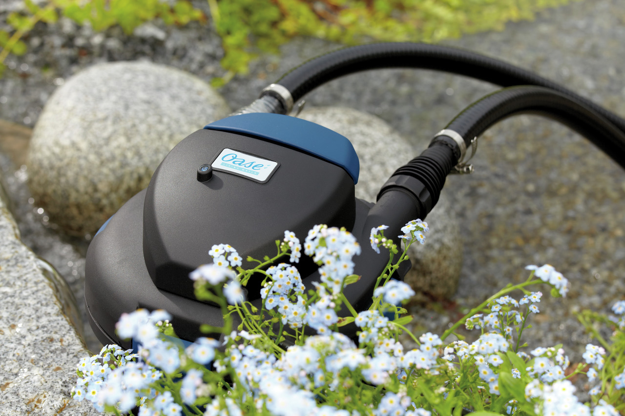 Oase AquaMax Eco Premium 4000: Teichpumpe für Gartenteiche/Wasserläufe, energieeffizient, fördert Schmutz bis 10 mm.